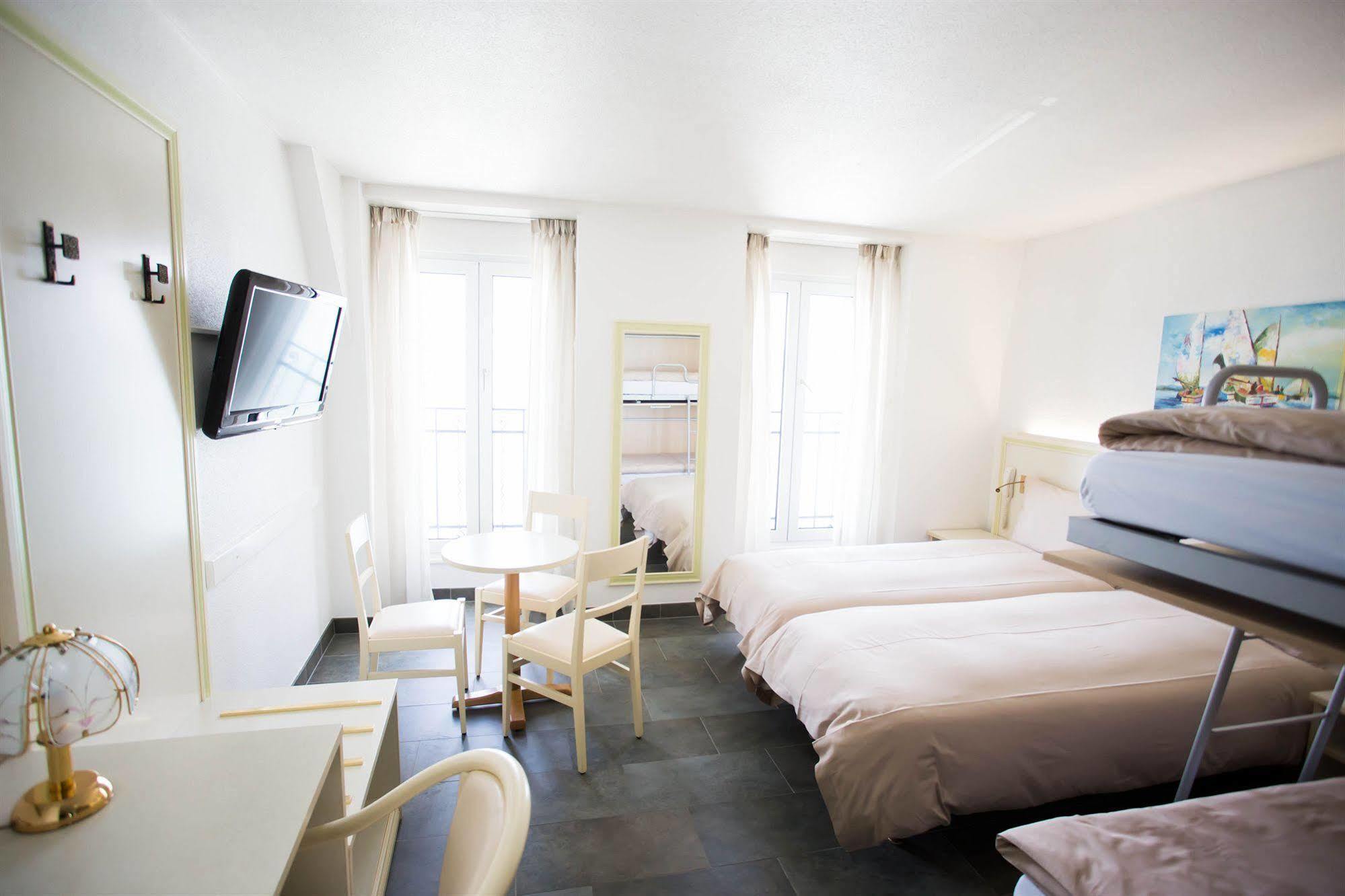 Hotel Du Port Villeneuve Exterior photo